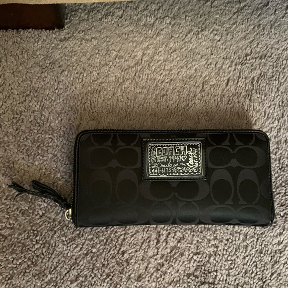 Authentic COACH Accordion Zip Wallet - Picture 2 of 10